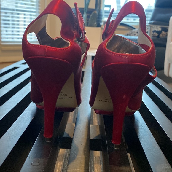 Max Studio Women’s Red Satin heel - Picture 3 of 10